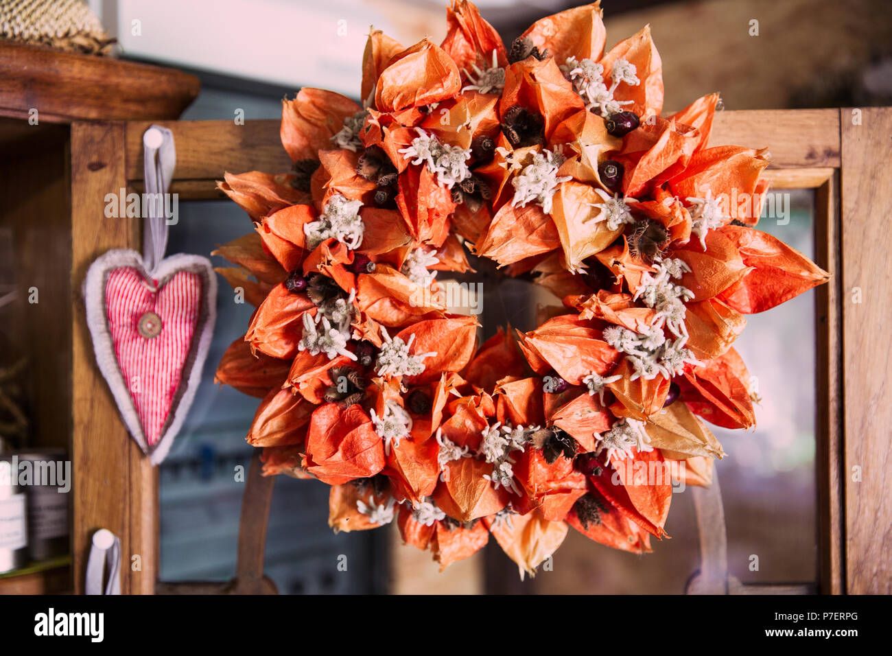 Accueil Lanterne séchées Fleurs Bouquet et décoration Shabby chic Banque D'Images