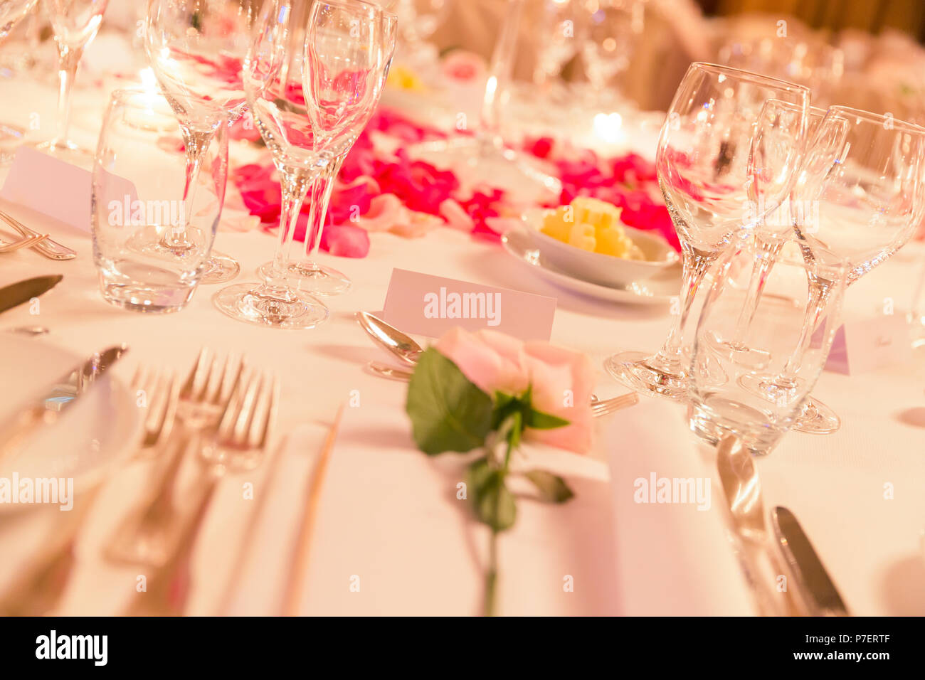 Tag nom blanc sur un dîner de mariage fleuri avec l'argenterie de Table Banque D'Images