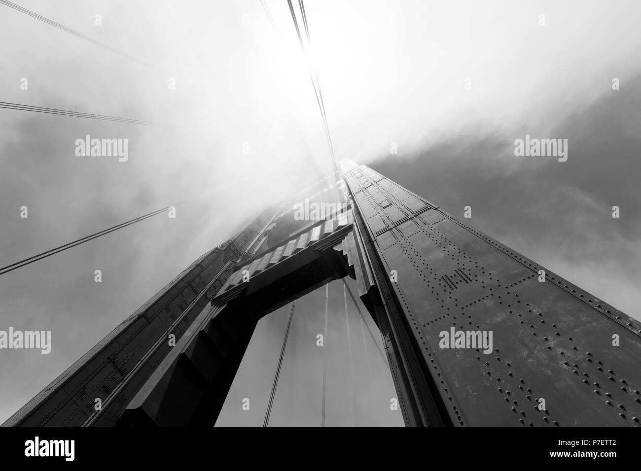 Tour du pont Golden Gate dans la brume, San Francisco, California, USA Banque D'Images
