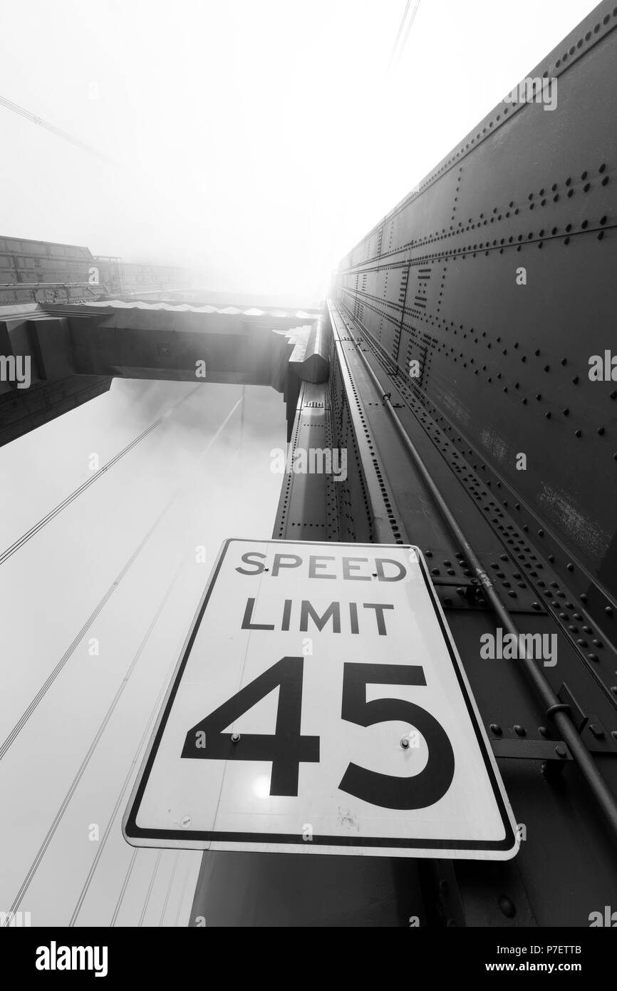 Tour du pont Golden Gate dans la brume, San Francisco, California, USA Banque D'Images