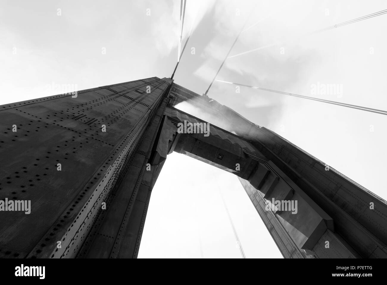 Tour du pont Golden Gate dans la brume, San Francisco, California, USA Banque D'Images