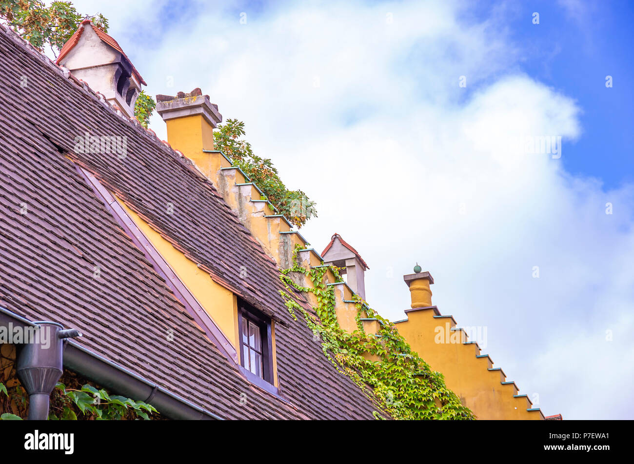 Augsbourg, Bavière, Allemagne - 10 septembre 2015 : Vue de l'architecture de toit typique ainsi que dans l'épaulement gables logements sociaux Fuggerei. Banque D'Images