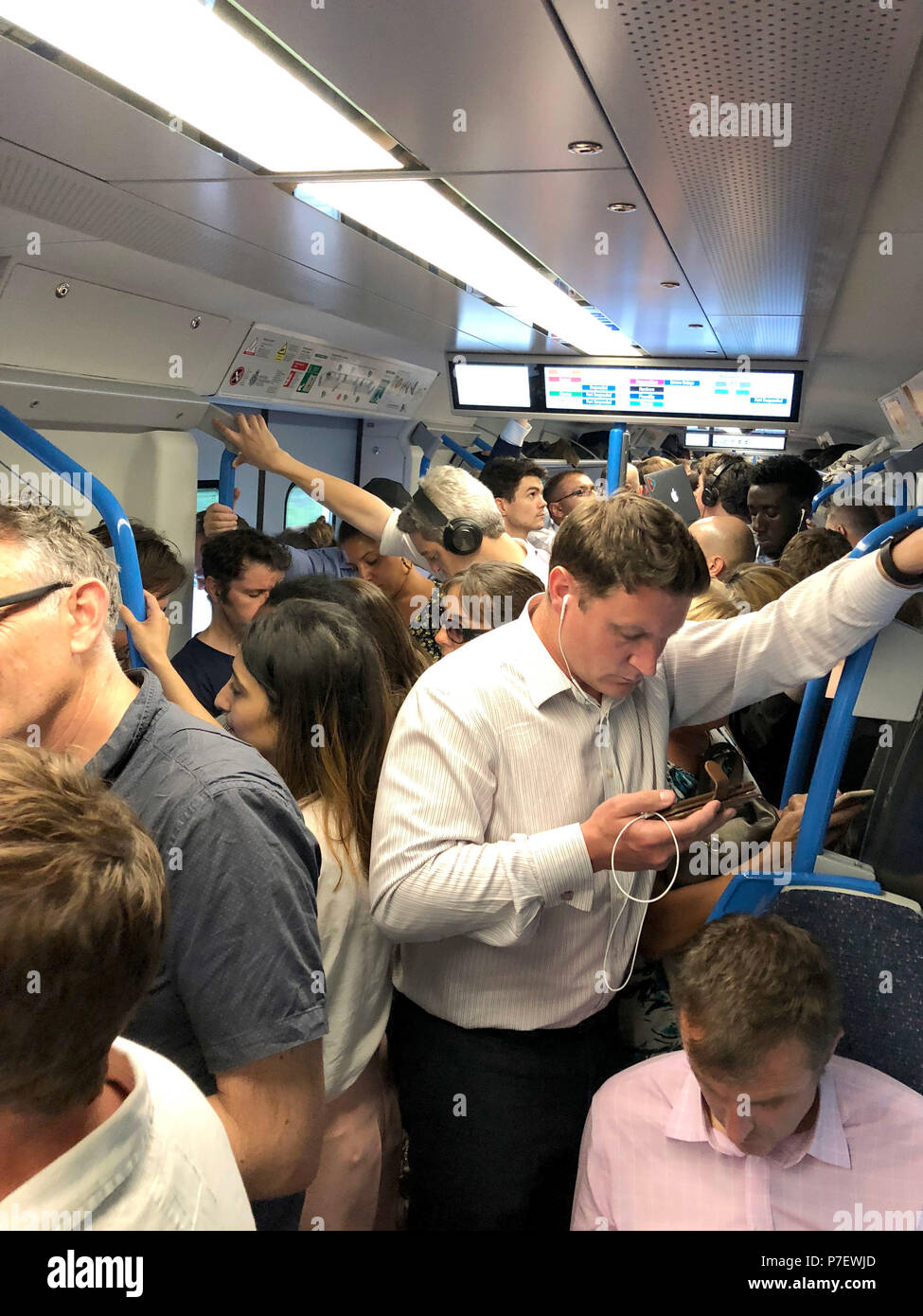 Les gens sur un retard de 20:00 train Thameslink de London Blackfriars à Brighton, que des douzaines de train Gatwick Express, et le Sud de Thameslink de Londres Victoria ont été annulées en raison d'un défaut de signalisation à Streatham. Banque D'Images