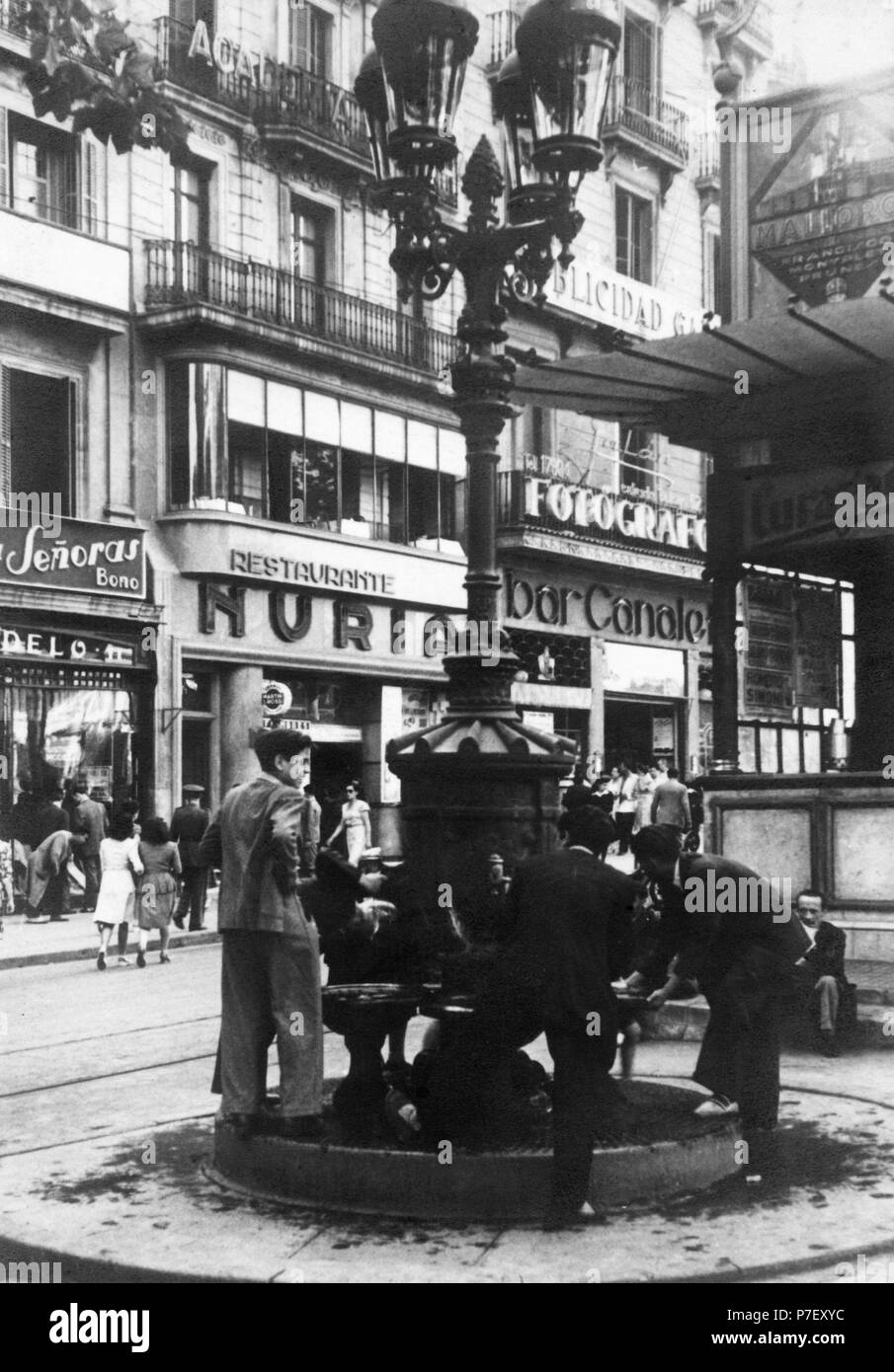 Barcelone. Fuente de Canaletas en las Ramblas, frente al bar Núria y Canaletas. Año 1940. Banque D'Images