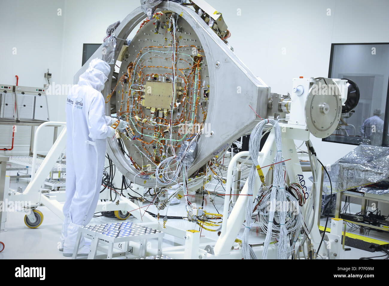 Turin, Italie - Octobre 2014 : les techniciens travaillant sur le module sonde ExoMars, pour une mission sur Mars, à l'usines Thales Alenia Space Banque D'Images