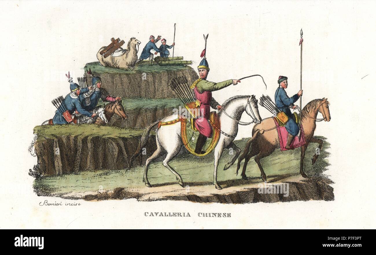 Cavalerie chinois armés de lance, carquois, arc et flèche, avec des canons d'artillerie à partir d'une colline derrière. La gravure sur cuivre coloriée par Andrea Bernieri de Giulio Ferrario's costumes anciens et modernes de tous les peuples du monde, Florence, Italie, 1843. Banque D'Images