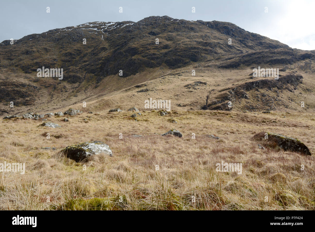 Les montagnes le long du sentier qui mène de Inverie à Kinloch Hourn dans les Highlands écossais, Knoydart Peninsula, nord-ouest de l'Ecosse, Grande-Bretagne. Banque D'Images