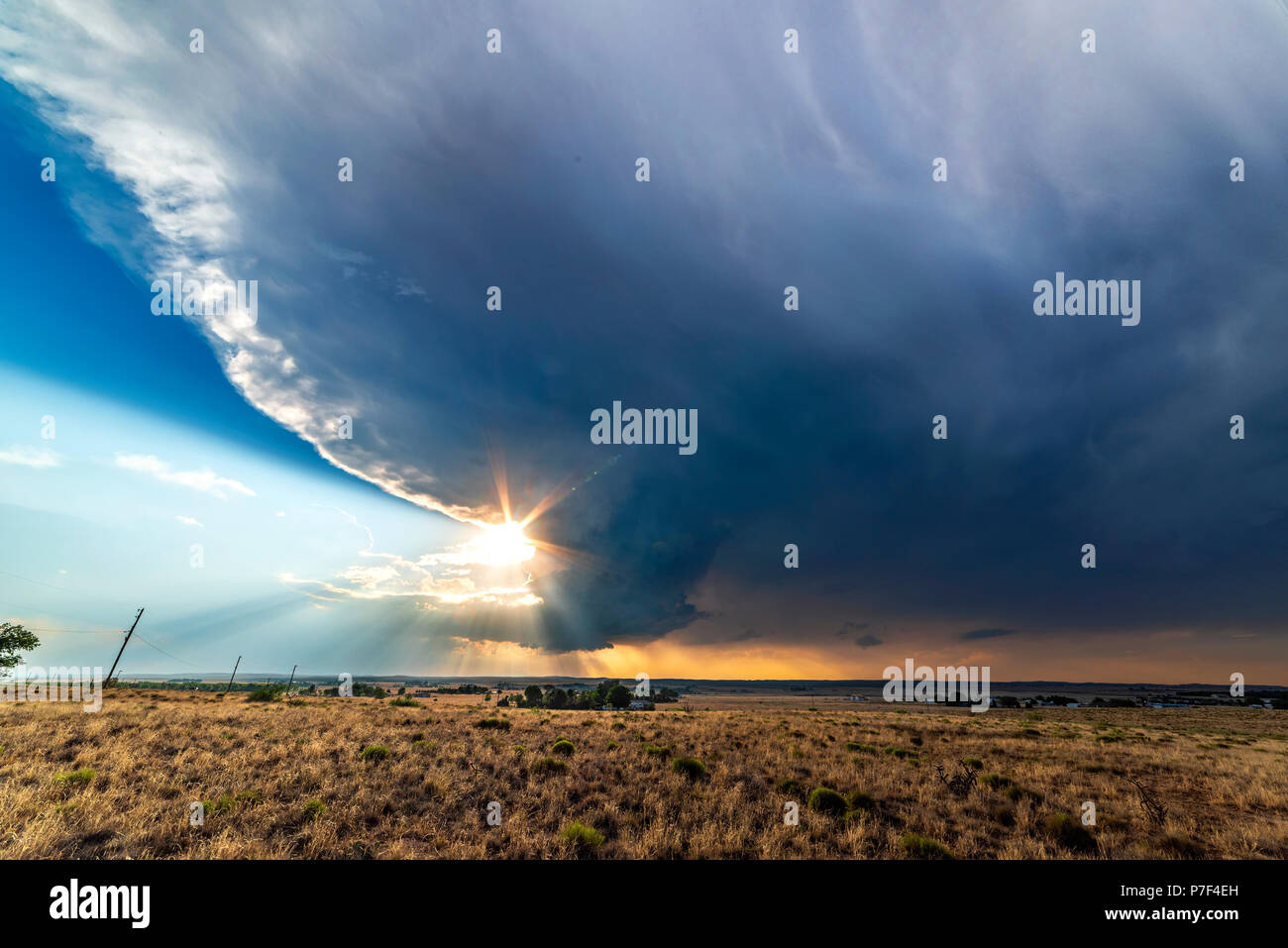 Grand, puissant orage supercellulaire tornade en mouvement sur les Grandes Plaines pendant le coucher du soleil, ouvrant la voie à la formation de tornades dans Tornado Al Banque D'Images