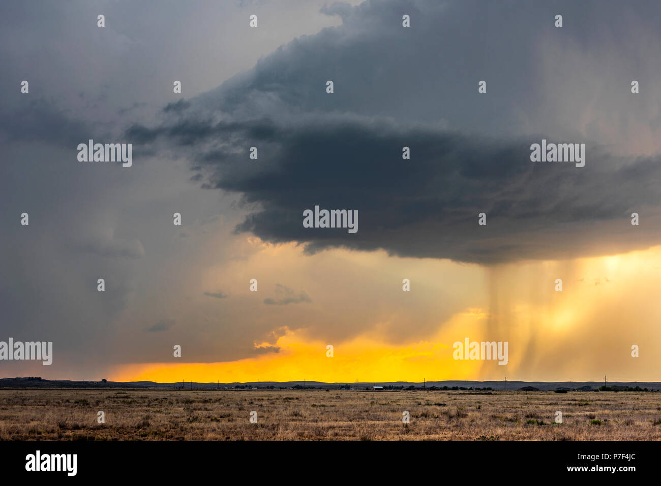 Grand, puissant orage supercellulaire tornade en mouvement sur les Grandes Plaines pendant le coucher du soleil, ouvrant la voie à la formation de tornades dans Tornado Al Banque D'Images