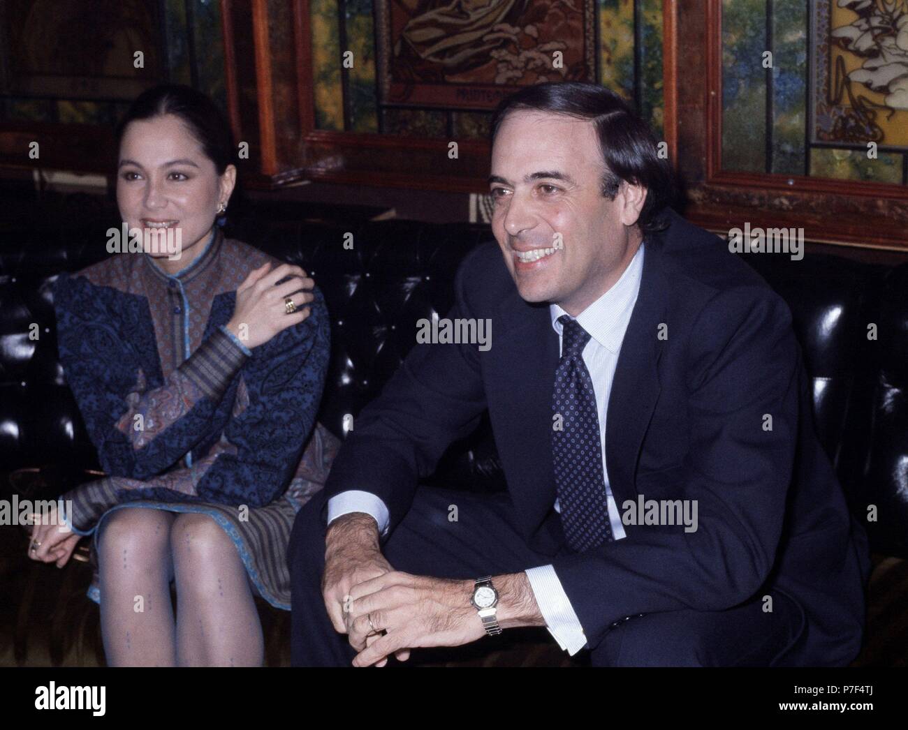 ISABEL PREYSLER CON EL MARQUES DE GRIÑON , CARLOS FALCO DURANTE UN ACTO PUBLICO. Banque D'Images