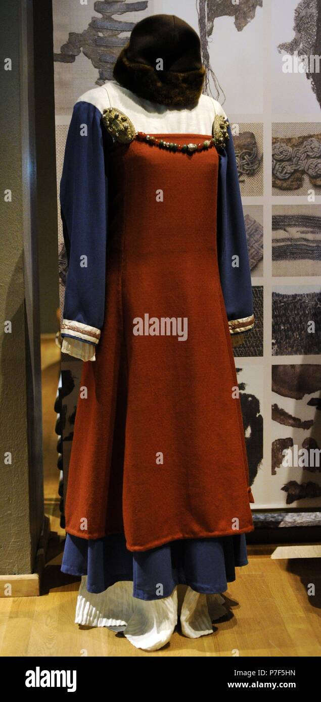 Costume femme viking de classe confortables. Robe plissée tunique bleu et  rouge avec tablier de laine, de chaussures et de broches. Musée historique.  Stockholm. La Suède Photo Stock - Alamy