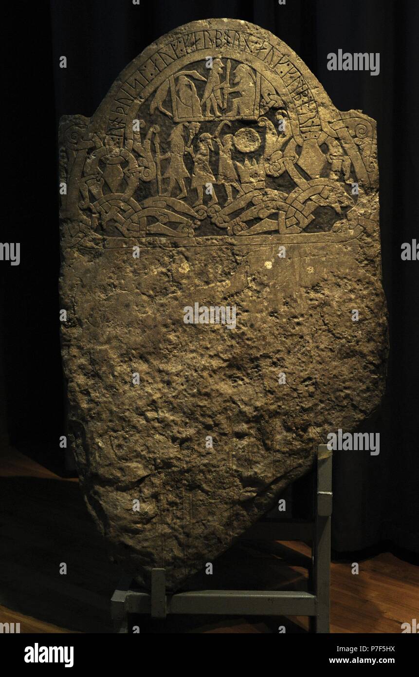 Gravée en pierre avec la représentation des dieux Odin, Thor et Frey en bas. Dans le haut, un sacrifice est montré à Odin. Un homme debout donne un spear à un personnage assis. En venant de l'île de Gotland, Sanda. Utilisé dans le cadre d'un cercueil. Musée de l'histoire suédoise. Stockholm, Suède. Banque D'Images