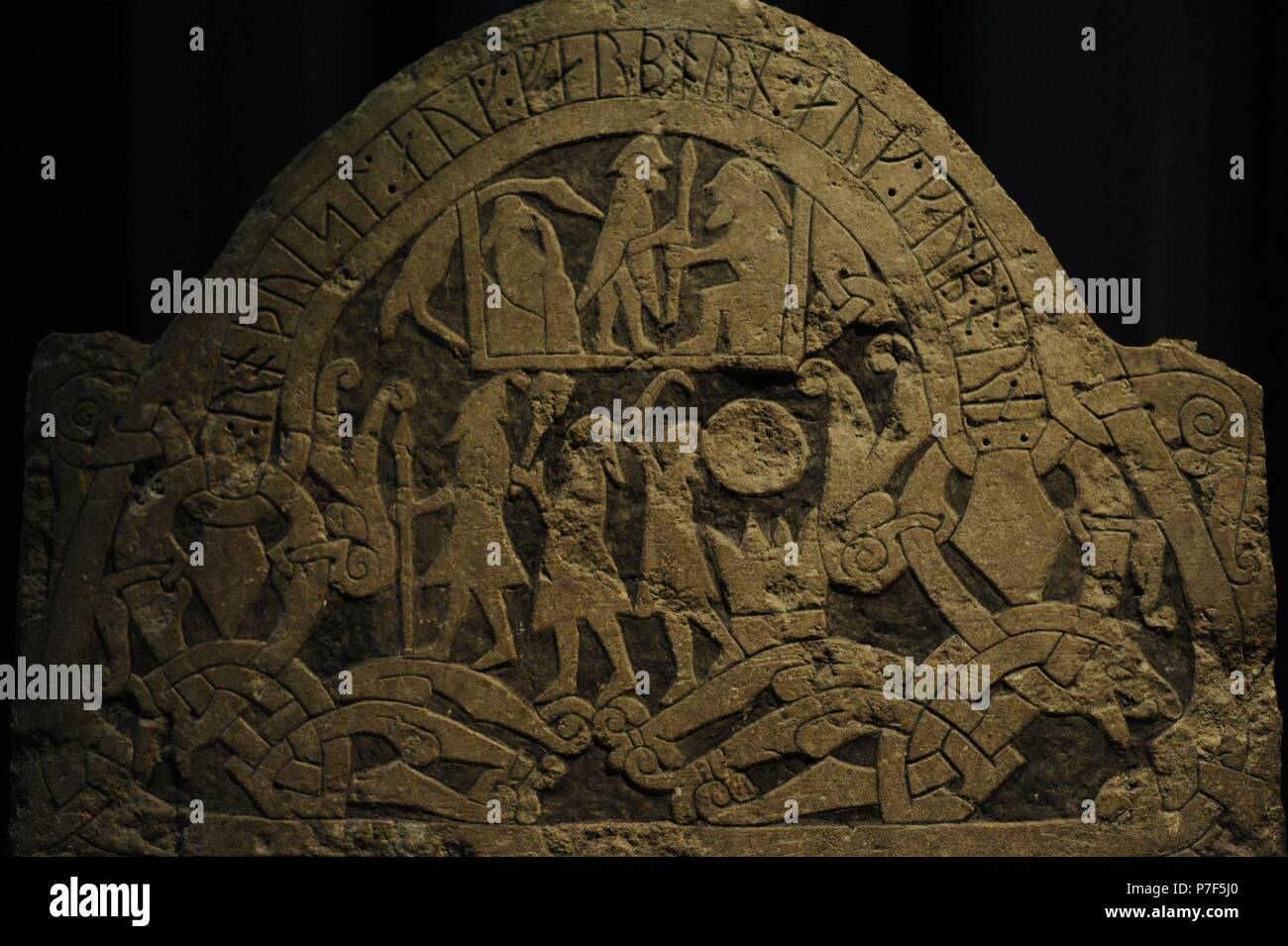 Gravée en pierre avec la représentation des dieux Odin, Thor et Frey en bas. Dans le haut, un sacrifice est montré à Odin. Un homme debout donne un spear à un personnage assis. En venant de l'île de Gotland, Sanda. Utilisé dans le cadre d'un cercueil. Musée de l'histoire suédoise. Stockholm, Suède. Banque D'Images