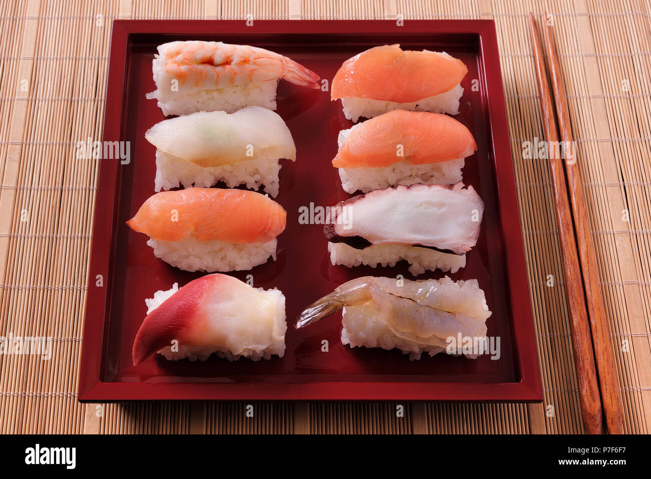 Cuisine japonaise Sushi baguettes bac rouge Banque D'Images