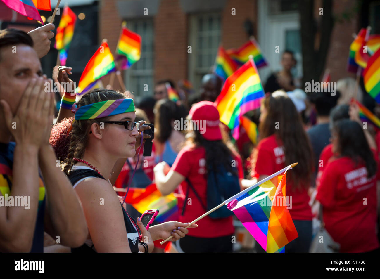 NEW YORK - 25 juin 2017 : drapeaux arc-en-ciel vague Supporters en marge de la Marche des Fiertés annuelle qui passe par Greenwich Village. Banque D'Images