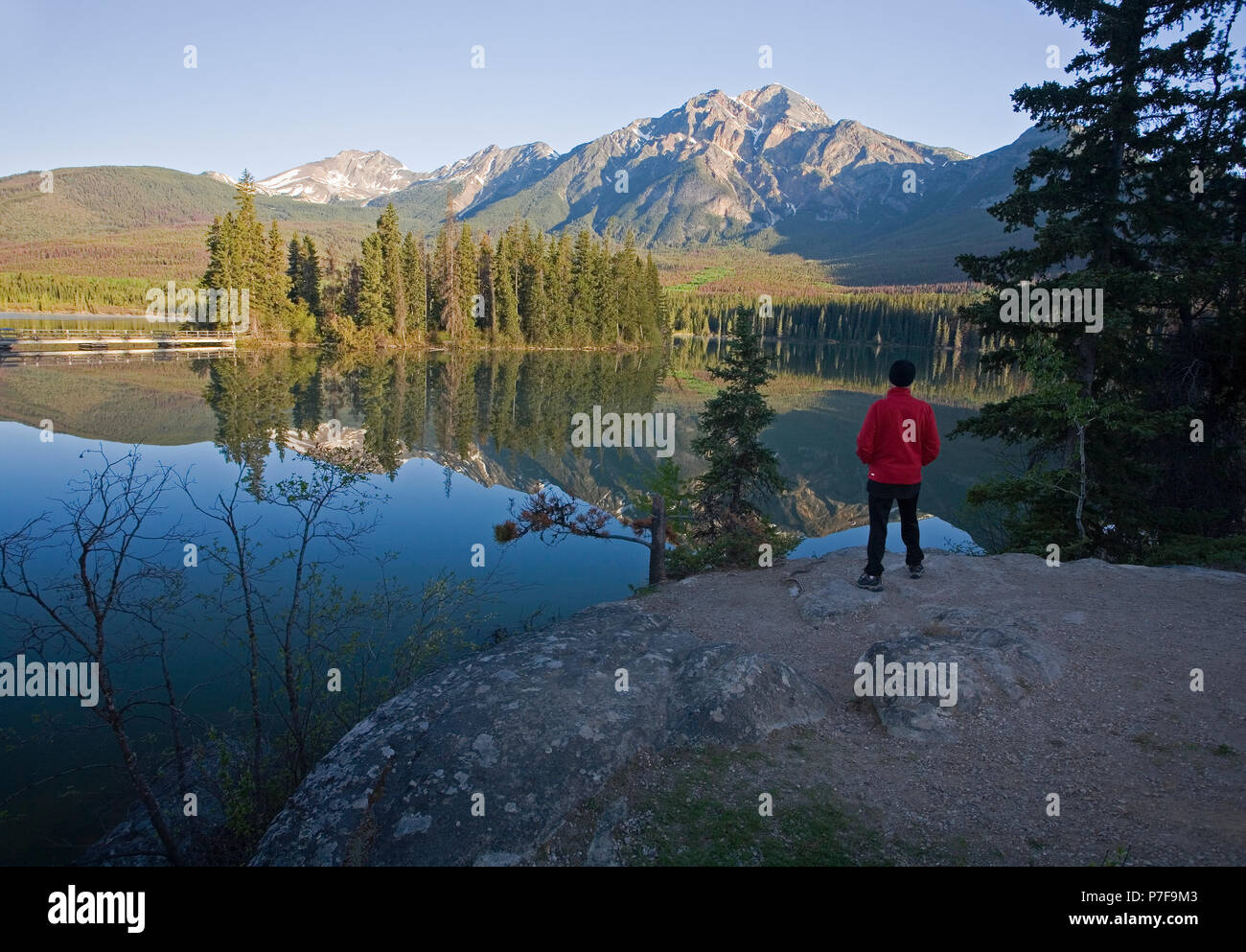 L'âge moyen des hommes tôt le matin à Pyramid Lake, Jasper National Park, Alberta, Canada Banque D'Images