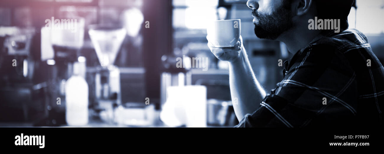 Side view of man drinking coffee Banque D'Images