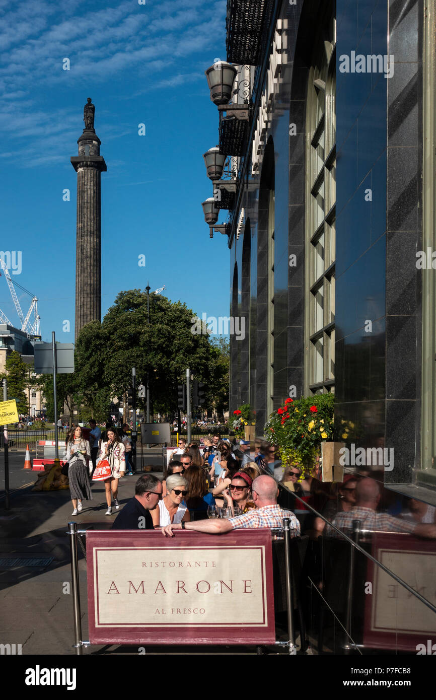 Les gens assis dehors dans l'après-midi soleil dans Amazon restaurant sur George Street, Édimbourg, Écosse, Royaume-Uni Banque D'Images
