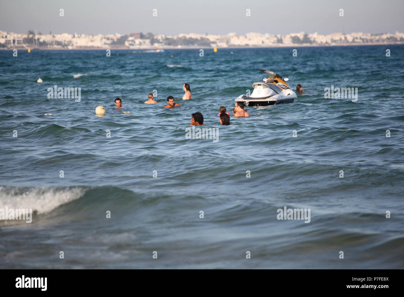 Les touristes étrangers et la population locale se baigner dans la mer Méditerranée au bord de la Tunisie à Hammamet, l'une des destinations touristiques les plus populaires Banque D'Images