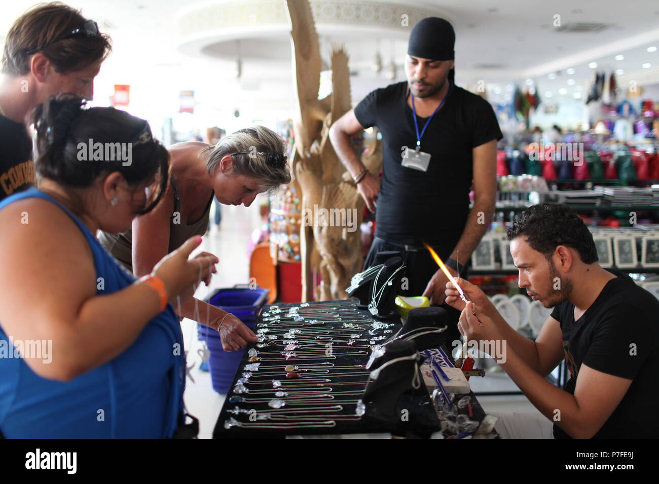 Marchands vendant tunisien et réglage de mode bijoux dans un centre commercial à Hammamet en Tunisie comme acheteurs locaux et étrangers sont occupés à Banque D'Images