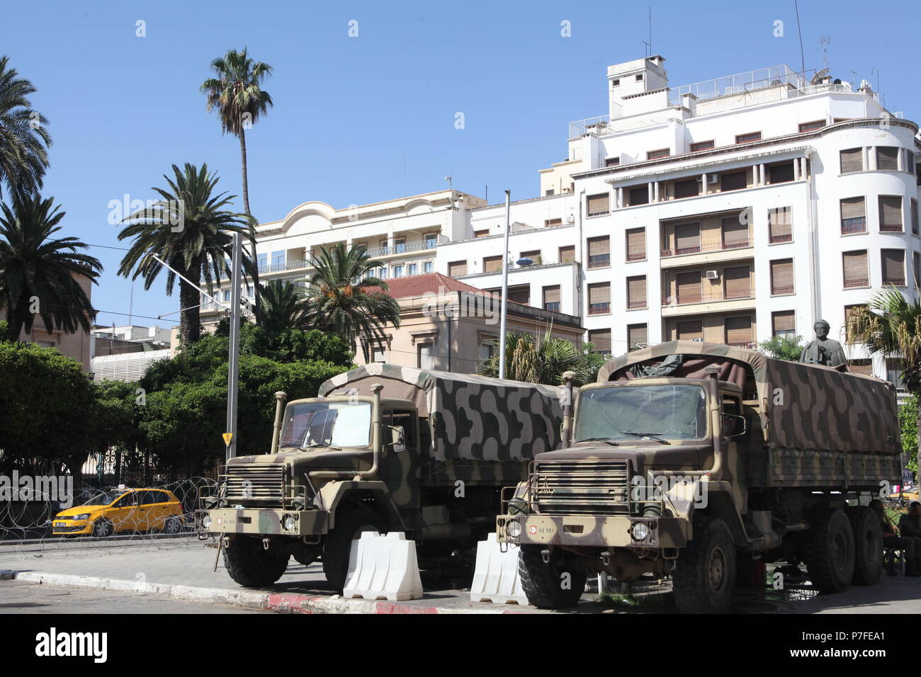 Les camions militaires dans le centre de Tunis, Tunisie, une vue typique de l'Afrique du Nord et M/l'Est, là où la lutte pour le pouvoir peut engendrer en affrontement armé Banque D'Images