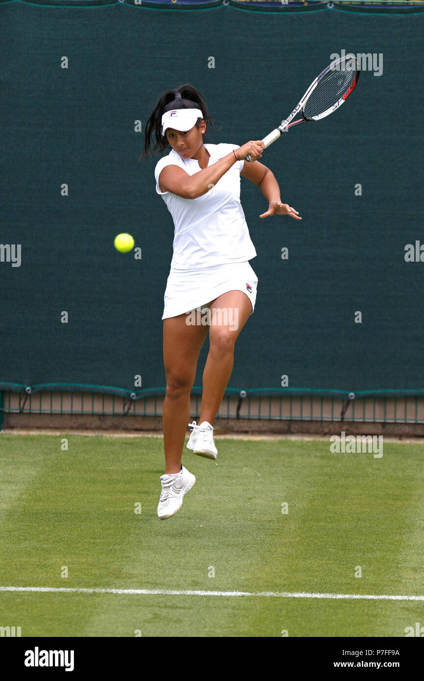 Priscilla député saute pendant la lecture d'un coup droit tourné à partir de la ligne de base lors d'un match de tennis professionnel. Banque D'Images