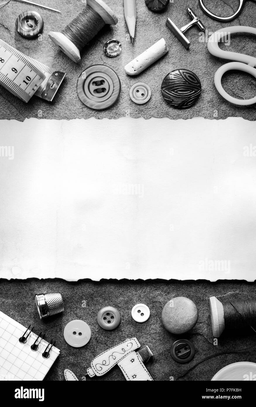 Outils et accessoires de couture sur table en bois Banque D'Images