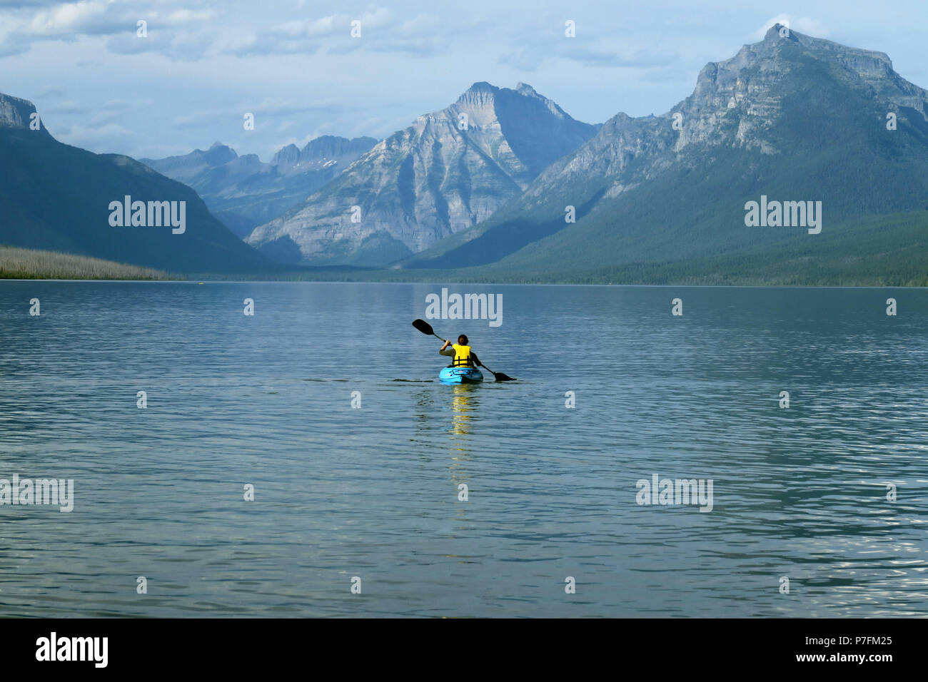 La kayakiste sur le lac McDonald, le parc national des Glaciers Banque D'Images