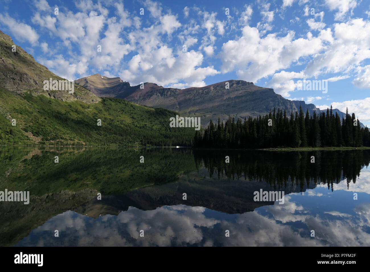 Mt. Henkel & Altyn Peak, reflété dans le lac de Joséphine, le parc national des Glaciers Banque D'Images