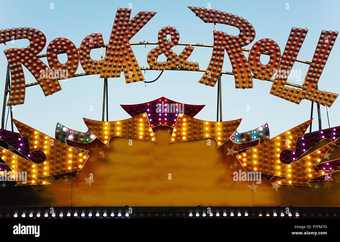 Cacak, Serbie - Juillet 05, 2018 : parc d'attractions appelé rock&roll, détails de logo. Banque D'Images