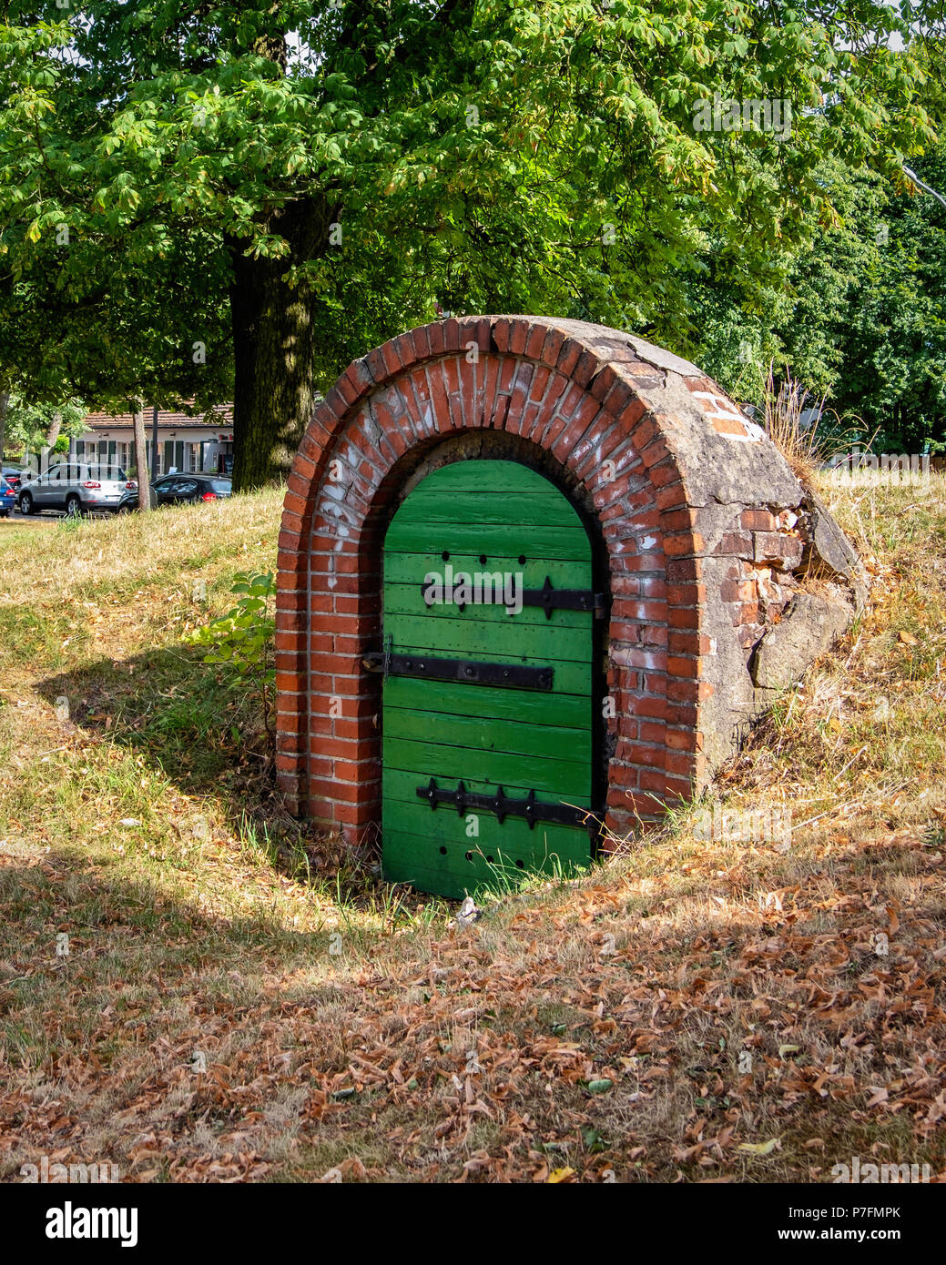 Berlin-Dahlem.Petite porte verte mène à la cave de glace souterraine construite pour le manoir d'en face en Königin-Luise-Straße. Banque D'Images