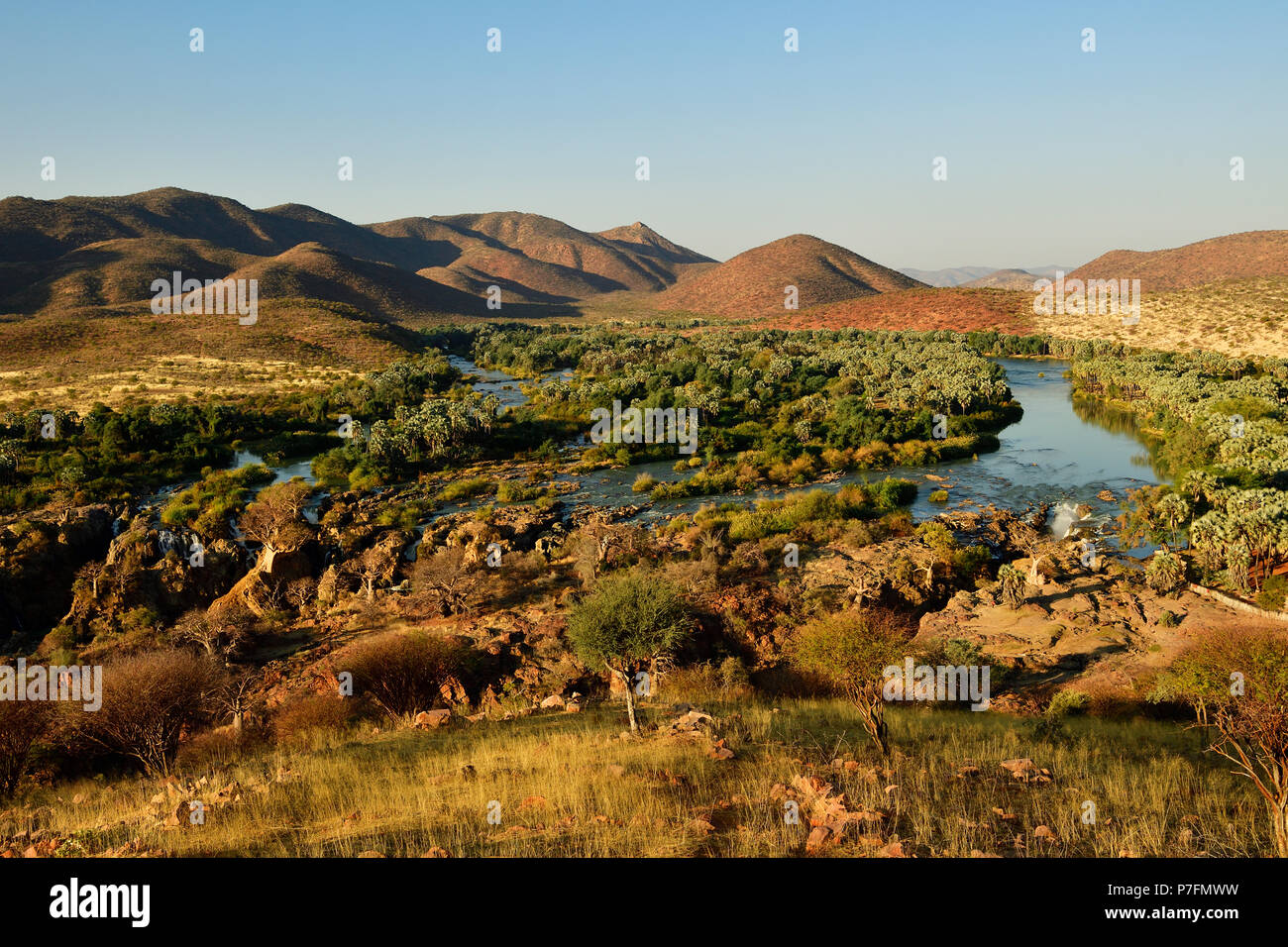 Avis de large Paysage avec rivière Kunene et Epupa Falls, la Namibie, le Kaokoveld Banque D'Images
