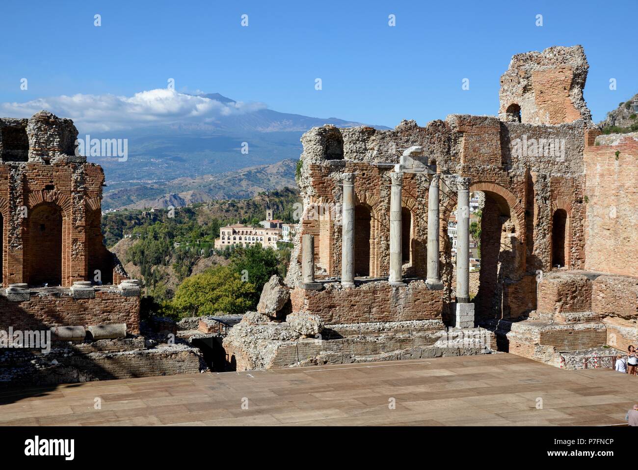 Teatro Greco du 3e siècle de notre ère avec une vue sur le volcan Etna, le théâtre grec, Taormina, Messina province, Sicile, Italie Banque D'Images