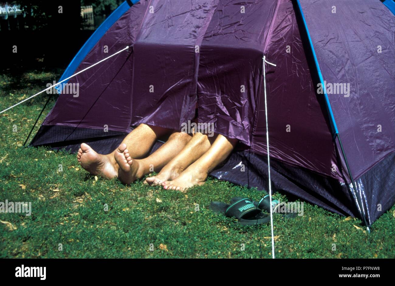 Legs out tent Banque de photographies et d'images à haute résolution - Alamy
