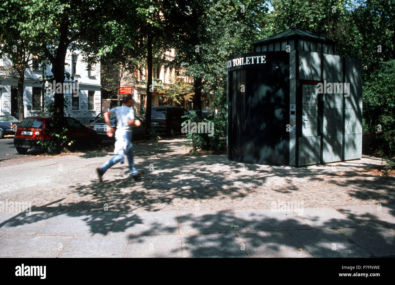 L'homme s'exécute au WC, Berlin, Allemagne Banque D'Images
