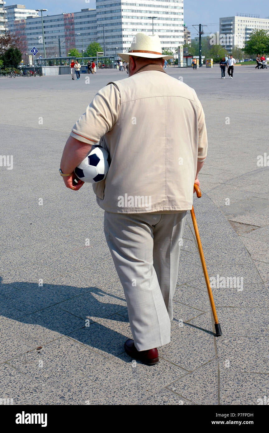 Vieil homme avec le soccer, Berlin, Allemagne Banque D'Images