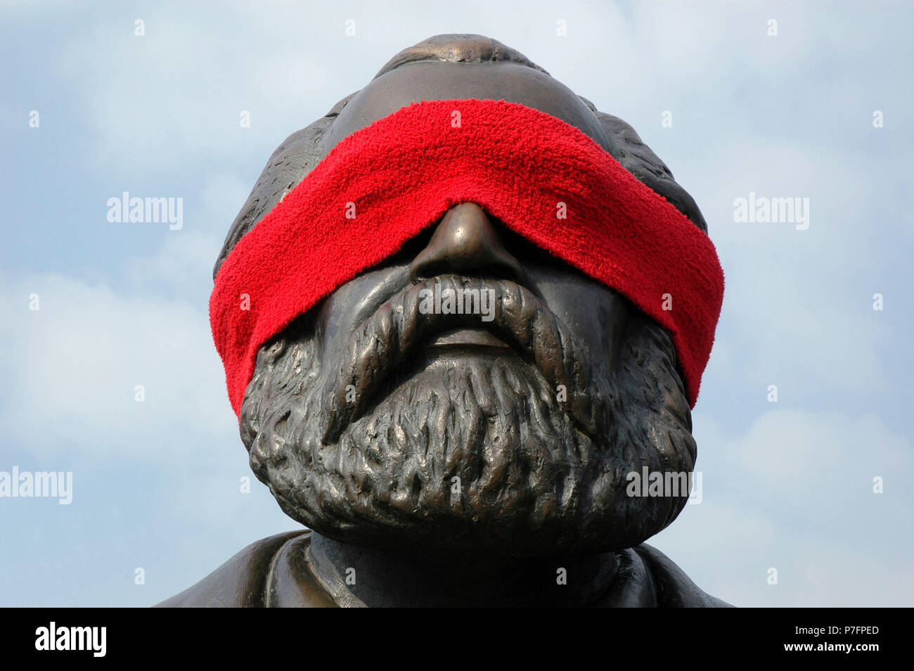 Photo symbole, statue de Karl Marx, les yeux bandés par un foulard rouge, Berlin, Allemagne Banque D'Images