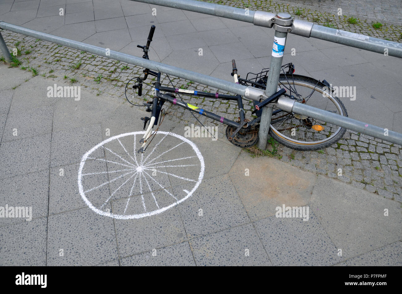 Location défectueux avec vélo peint, Allemagne Banque D'Images