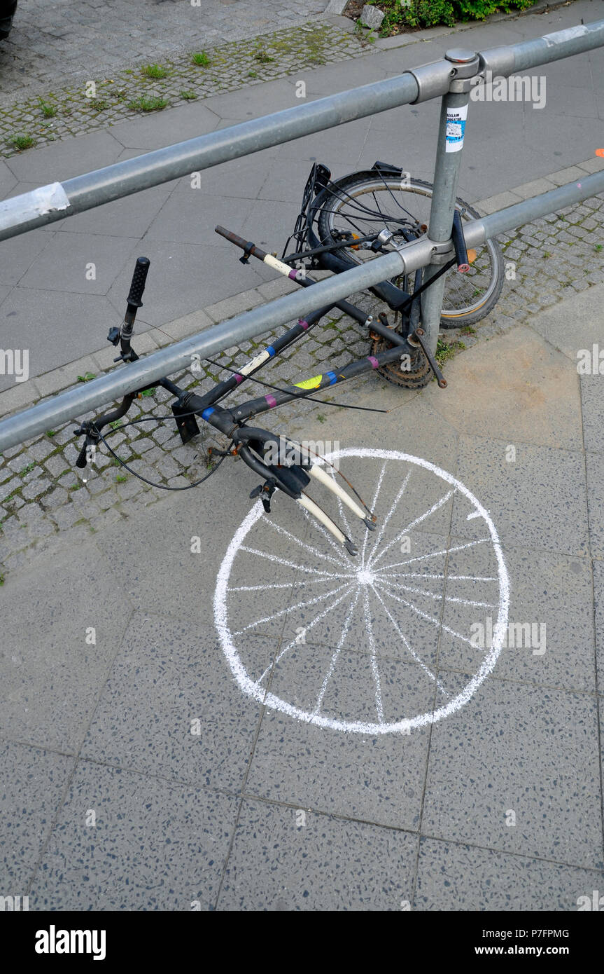 Location défectueux avec vélo peint, Berlin, Allemagne Banque D'Images