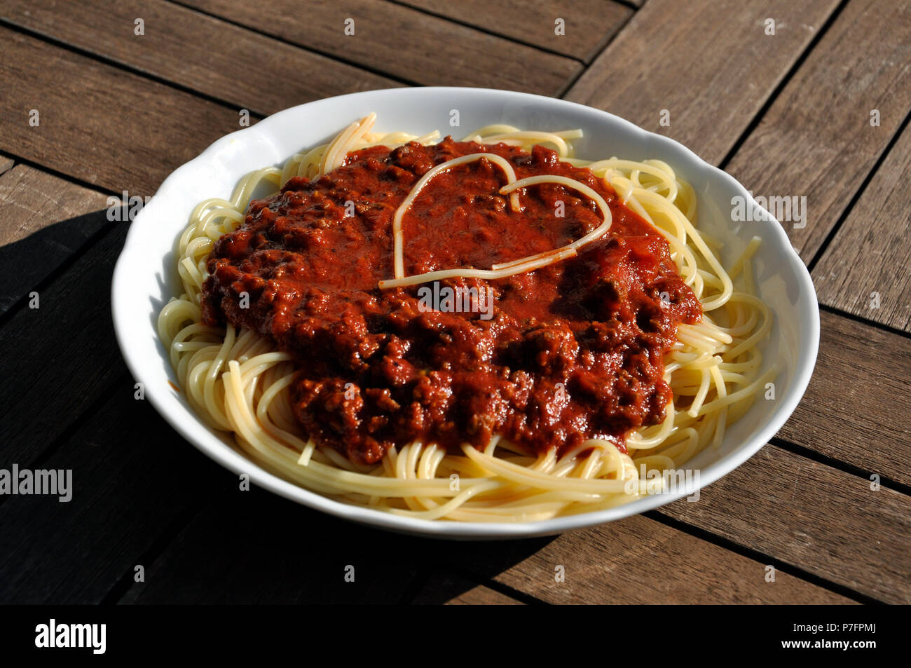 Spaghettis à la bolognaise avec coeur, l'amour passe par l'estomac, Allemagne Banque D'Images