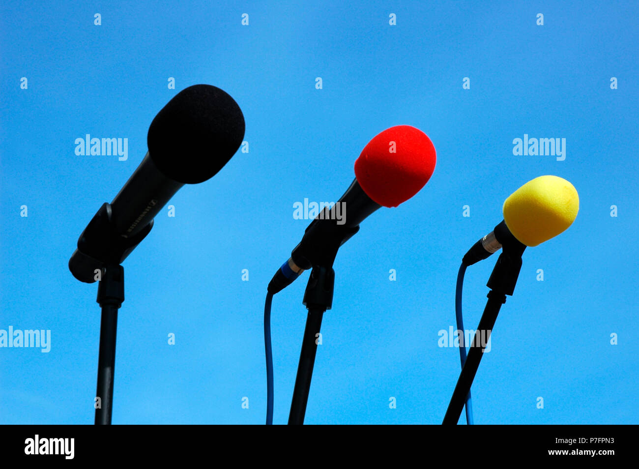 Des microphones dans les couleurs nationales de l'Allemagne Banque D'Images