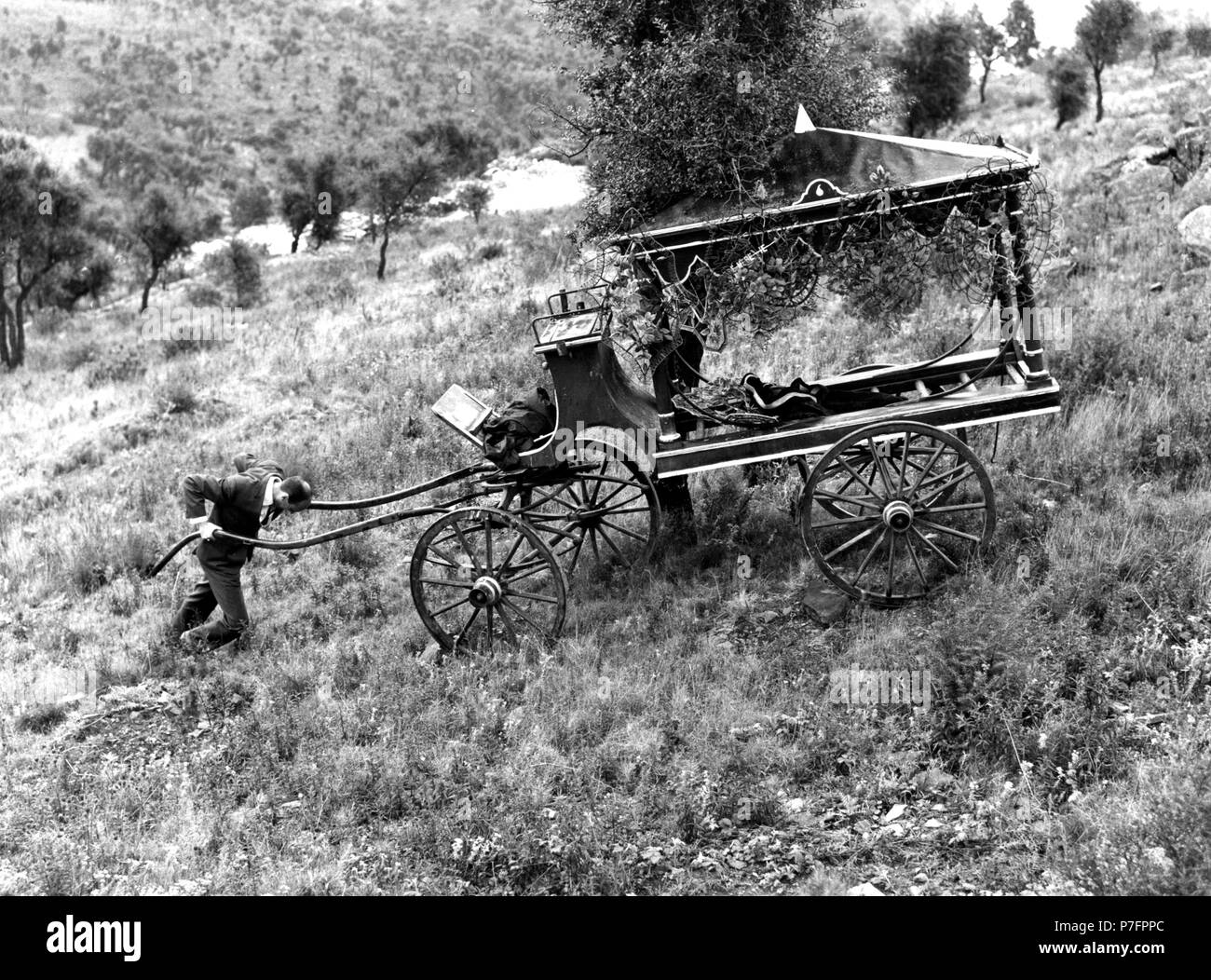 Homme pousse un cercueil transport sur la pente ascendante, entre 1950 et 1960, lieu exact inconnu, France Banque D'Images