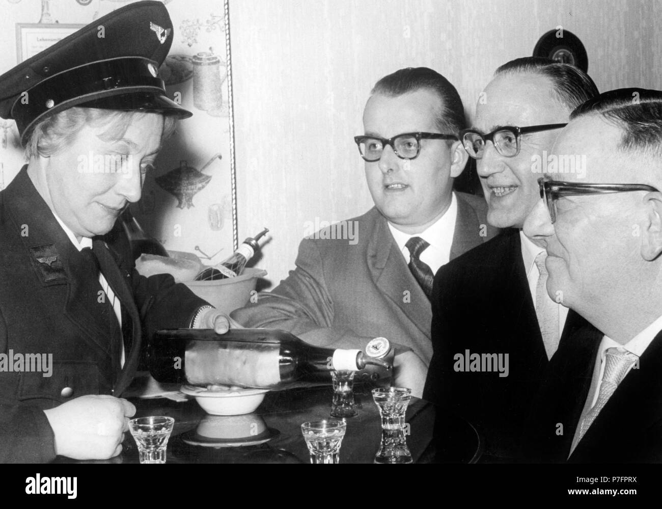 Un permis pour trois hommes à lunettes 50's, années 50, lieu exact inconnu, Allemagne Banque D'Images