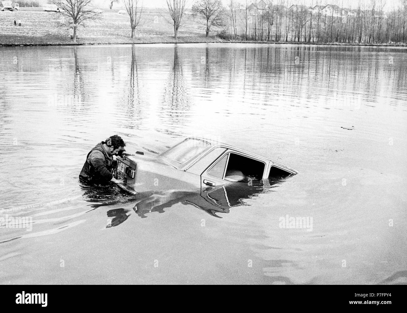 L'homme avec la voiture dans l'eau, ca. Des années 1970, lieu exact inconnu, Allemagne Banque D'Images