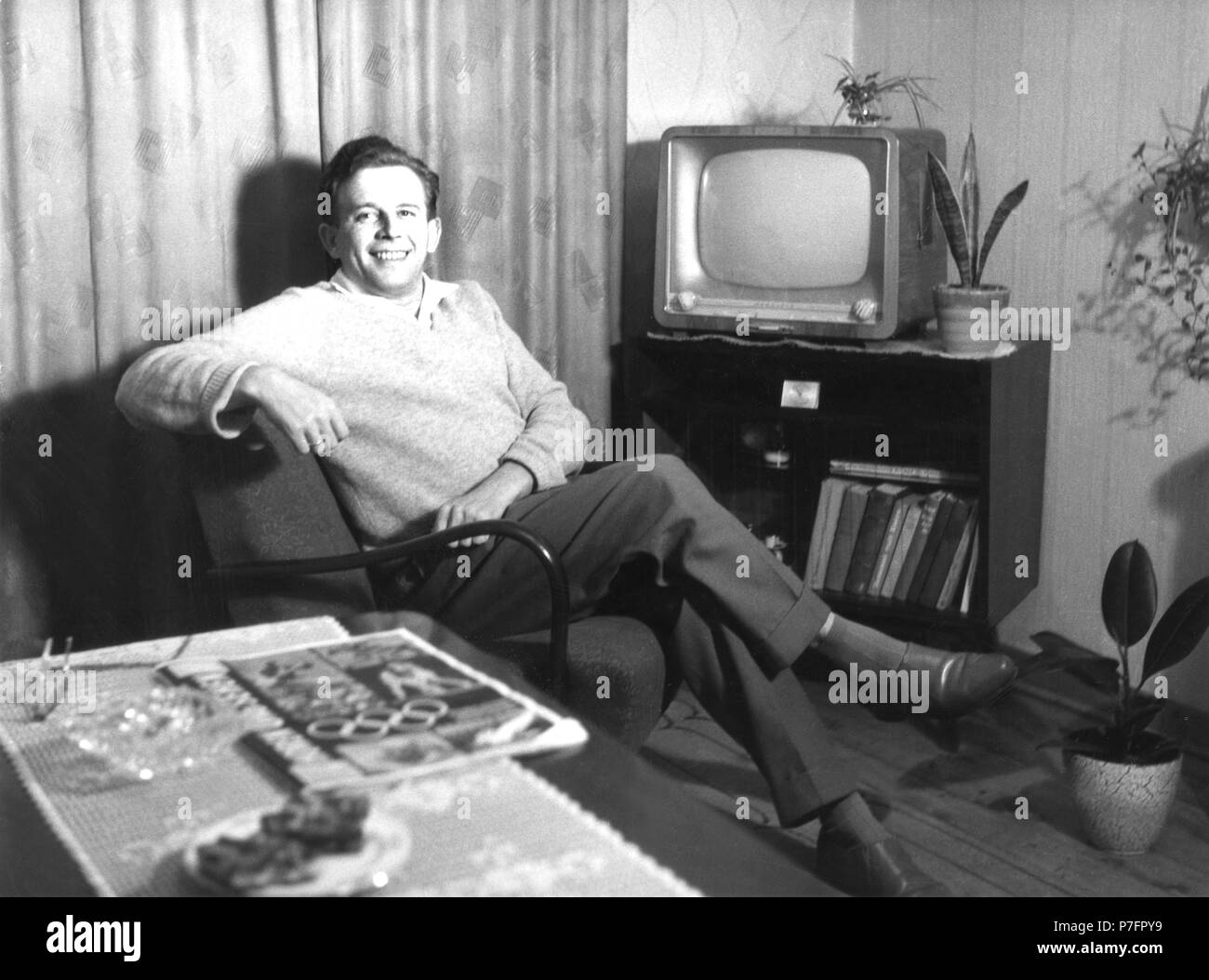 L'homme dans sa salle de séjour, 1950, ca. 1959, lieu exact inconnu, Allemagne Banque D'Images