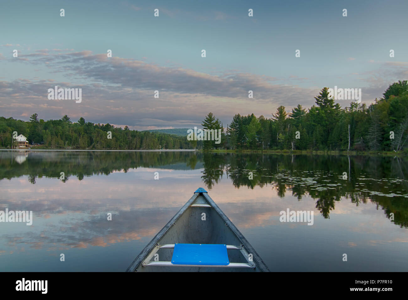 Canoë sur un lac calme le matin au Canada Banque D'Images