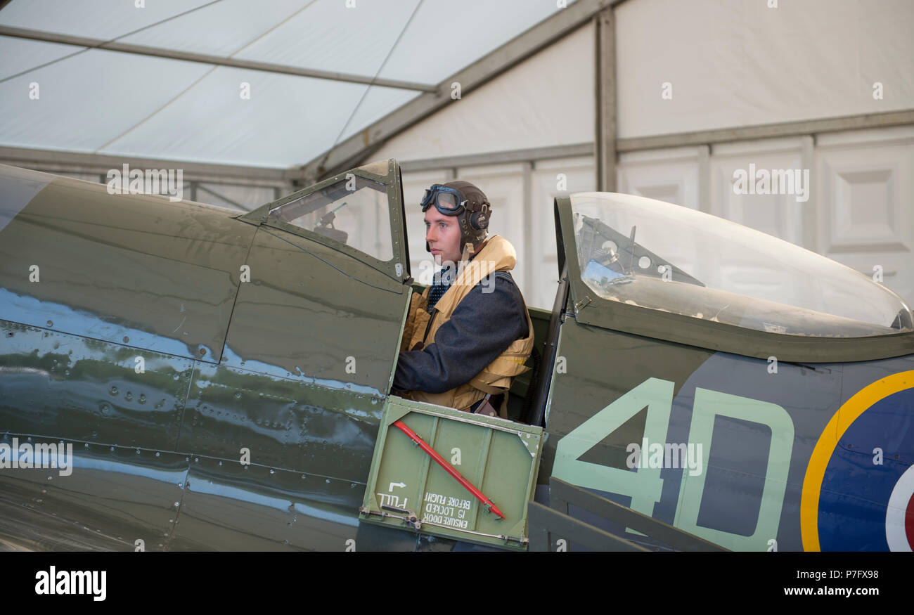 Horse Guards Parade, Londres, Royaume-Uni. 6 juillet, 2018. RAF100, une exposition d'aéronefs couvrant l'histoire de la RAF, à partir de la WW1 et WW2 jusqu'à l'âge moderne sont affichées à Horse Guards Parade dans le centre de Londres, ouvert au public de 11h00 le 6e au 9 juillet 2018 avec l'uniforme de la RAF de reconstitution historique ce qui porte l'affiche à la vie. A la reconstitution médiévale dans le cockpit de la Spitfire MK16. Credit : Malcolm Park/Alamy Live News. Banque D'Images
