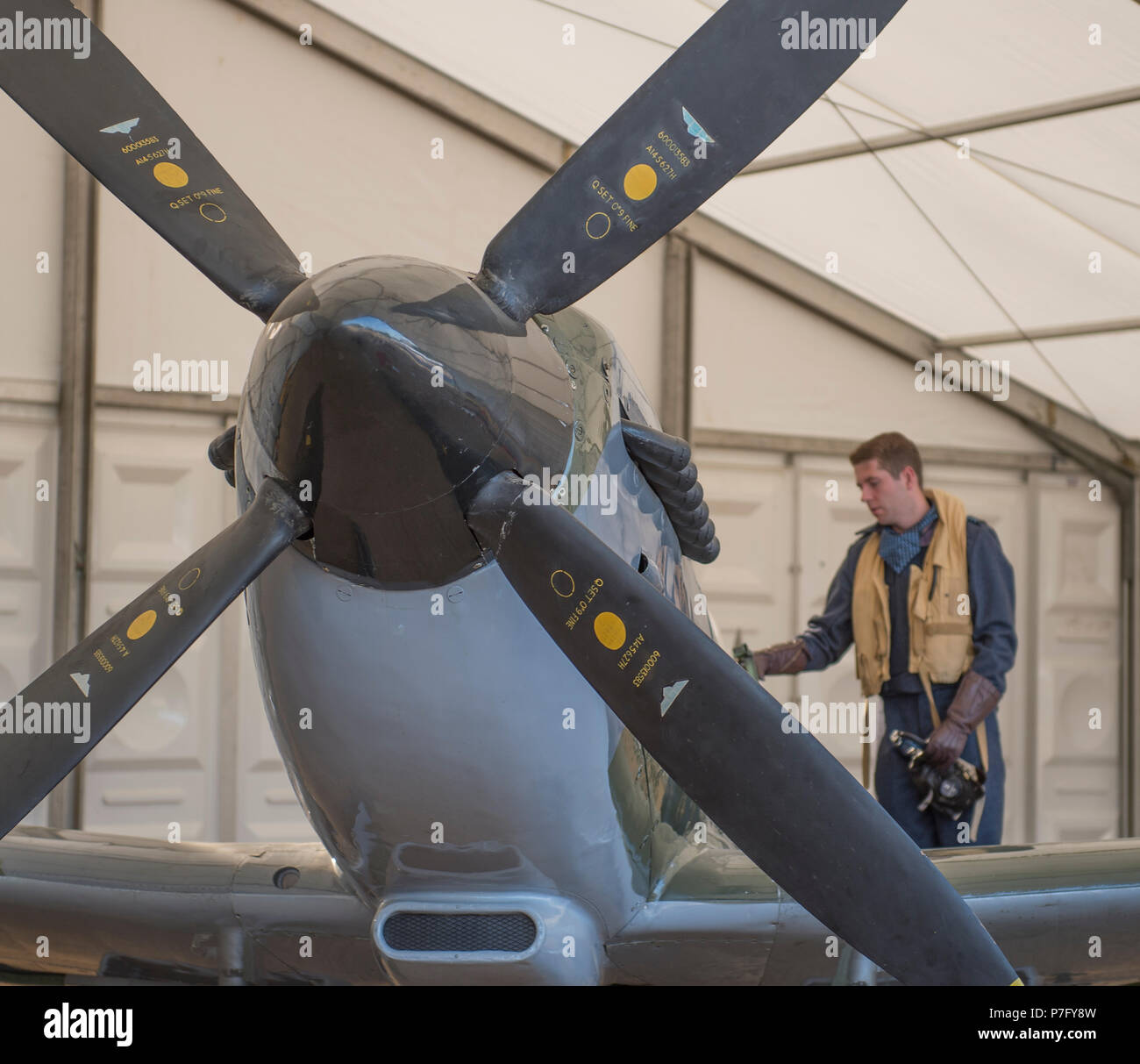 Horse Guards Parade, Londres, Royaume-Uni. 6 juillet, 2018. RAF100, une exposition d'aéronefs couvrant l'histoire de la RAF, à partir de la WW1 et WW2 jusqu'à l'âge moderne sont affichées à Horse Guards Parade dans le centre de Londres, ouvert au public de 11h00 le 6e au 9 juillet 2018 avec l'uniforme de la RAF de reconstitution historique ce qui porte l'affiche à la vie. La reconstitution médiévale dans une trousse de vol DE LA SECONDE GUERRE MONDIALE entre dans le cockpit du Spitfire MK16. Credit : Malcolm Park/Alamy Live News. Banque D'Images