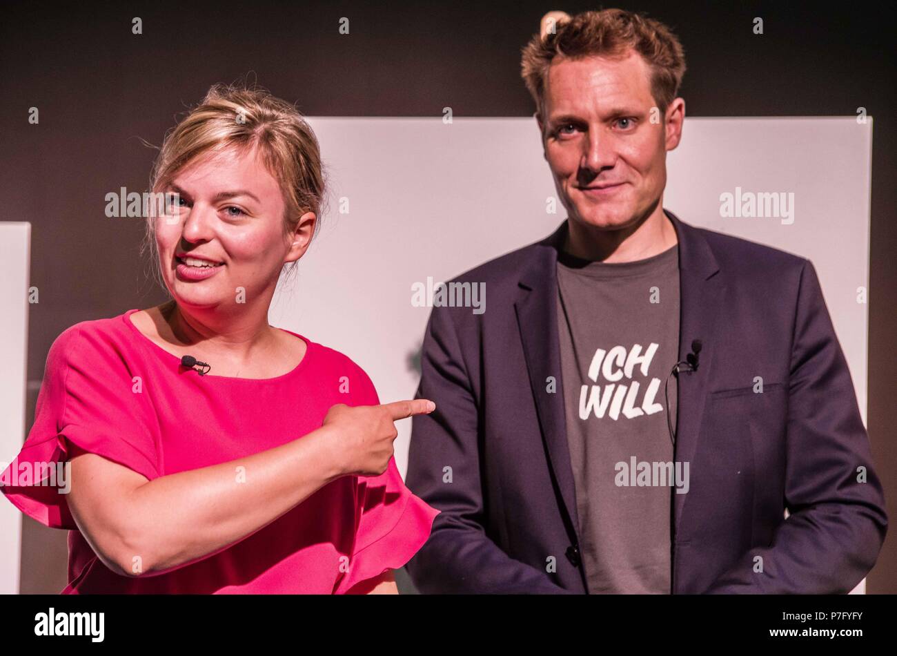 Munich, Bavière, Allemagne. 6 juillet, 2018. Le Spitzenduo (duo) haut de Katharina Schulze et Ludwig Hartmann du Parti Vert bavarois dévoilé le cadre de leur campagne pour les élections du Landtag 2018 qui aura lieu en septembre.L'objectif de la majorité des parties est de dégager suffisamment de politiciens CSU pour éliminer sa majorité absolue, qui a été critiqué comme l'élimination de la démocratie dans le Landtag. Le CSU a été au centre d'une controverse entourant la tête récemment, Horst Seehofer, qui a émis un ultimatum à la Chancelière Merkel. (Crédit Image : © Sachelle Babbar vi Banque D'Images