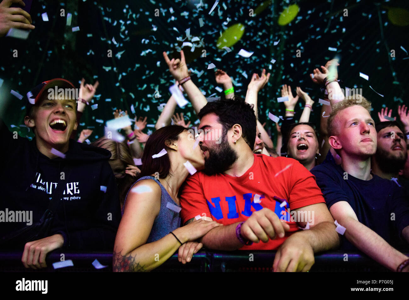 Le Danemark, Roskilde - Juillet 5, 2018. Un jeune couple vu dans un moment magique au cours de l'un des nombreux concerts live au Danish music festival Festival de Roskilde en 2018. (Photo crédit : Gonzales Photo - Peter Troest). Banque D'Images